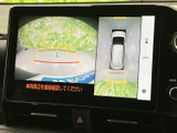 車両周囲を映像と俯瞰表示で確認でき、駐車時の状況把握をサポートします。画面上にガイド線も表示されるため、周囲を確認しながら落ち着いて駐車操作を行えます。