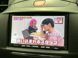 テレビ番組を表示できる画面を備えており、停車中の休憩時間などに映像を視聴できます。画面の文字も見やすく、車内で過ごすひとときに活用いただける装備です。
