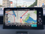 地図上に現在地や周辺道路が表示され、目的地までの道筋を確認しやすい画面です。画面下部から各機能にも切り替えられ、移動時の案内に活用できます。