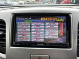 停車中にテレビ番組の映像を視聴でき、待ち時間の過ごし方に選択肢が広がります。画面には番組表のような情報も表示され、停車中の時間を有効に使えます。