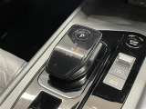 【シフトレバー】近年のハイブリッド車特有のスマートなシフトレバー。身近に触れるポイントですが、先進的で近未来のような印象を受けますね。