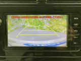 後方の様子を画面で確認でき、ガイド線も表示されるため、駐車時の位置合わせをサポートします。周囲を目視でも確かめながら、落ち着いて後退できます。