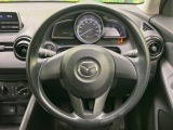 インテリアに合わせたデザインのステアリングは、運転される方のことも考え、運転しやすい形状、大きさです。是非一度、実際に触ってお確かめください。