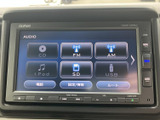 CDやラジオ、iPod、SD、USBなど、複数の音源を画面から選べる構成です。電話や設定の項目もまとまり、通勤やお出かけなど日々の移動に合わせて活用できます。