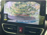 後方の映像に目安線が表示され、駐車時に周囲の状況を確認する際に役立ちます。画面を参考にしながら、目視も合わせて後退操作を行える便利な装備です。