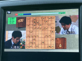 テレビ番組を画面で視聴でき、停車中の待ち時間も車内で過ごす時間を楽しめます。映像を見たいときに活用できる装備で、乗車中のひとときに気分転換を添えてくれます。