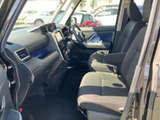 助手席から運転席まで見渡しやすいレイアウトで、前席はゆったりと腰掛けられる形状です。足元にも空間があり、同乗される方にも落ち着いて過ごしていただけます。