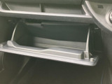 開閉式の収納スペースが備わり、日常使いの小物をしまっておくのに便利です。手前に開く構造で中を確認しやすく、車内の持ち物を整理したい方にも使いやすい設計です。