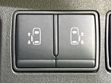 【両側パワースライドドア】スマートキーや運転席のスイッチで後席両側スライドドアの開閉が可能♪電動だから力を入れてドアを開ける必要が無く、小さなお子様でも簡単に開け閉めでき快適です♪