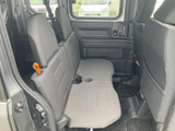 後席にはゆとりある座面が並び、同乗者も落ち着いて過ごせる空間です。窓からの見通しもよく、前席との距離感にも配慮された室内で、ご家族でのお出かけにも活躍します。