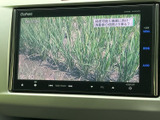 テレビ映像を表示できる画面を備え、停車中に番組を視聴してお過ごしいただけます。メニュー表示との切り替えも画面から行いやすく、休憩時間の楽しみを広げてくれる装備です。