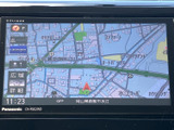 画面には地図が表示され、現在地や周辺の道路を確認しながら目的地への移動をサポートします。表示内容が見やすく、行き先の確認やルート選びにも活用できる便利な装備です。