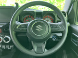 手元に各種スイッチが集まり、運転姿勢を保ったまま必要な操作へ手を伸ばしやすい配置です。握りやすい形状で、メーターの視認を妨げにくく、毎日の運転で扱いやすさを感じていただけます。