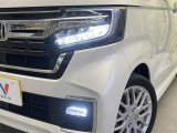【LEDヘッドライト】悪天候や夜間走行時も良好な視界を確保し安心して運転できる高輝度LEDヘッドライトを装備!点灯速度が早く、消費電力も抑えられています。