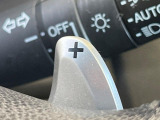 【パドルシフト】ハンドルから手を離さずに素早くシフトアップ&ダウンができるので、エンジンブレーキを使う下り坂や高速道路の合流で加速したい場面で役立ちます。