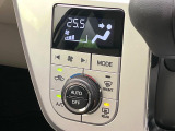 【オートエアコン】一度お好みの温度に設定すれば、車内の温度を検知し風量や温度を自動で調整。暑い&hellip;寒い&hellip;と何度もスイッチ操作をする必要はありません。快適な車内空間には必須の機能ですね♪