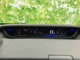 運転席から確認しやすい位置に、速度やシフト位置などの情報をまとめて表示。必要な情報をひと目で把握しやすく、走行中の確認もスムーズに行えます。