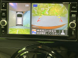 後方の映像と車両周辺の表示を確認でき、駐車時の後退をサポートします。画面にはガイド線も表示されるため、周囲の状況を確かめながら操作でき、日々の駐車に役立つ装備です。