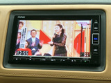 テレビ映像を表示できる画面を備え、停車中の待ち時間に番組を視聴できます。画面には時刻も表示され、車内で過ごすひとときに便利な装備としてお使いいただけます。