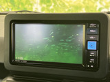 停車中にテレビ映像を楽しめる画面を装備。移動の合間や待ち時間などに活用でき、画面表示も大きく、車内で過ごす時間をより充実させてくれます。