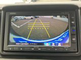 後方の様子を画面で確認でき、黄色のガイド線が駐車時の目安になります。車庫入れや狭い場所での後退時も周囲を確認しやすく、日常の駐車をサポートしてくれます。