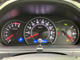 速度や燃料などの情報がまとまって表示され、運転中にも必要な情報をひと目で確認しやすいレイアウトです。警告灯やシフト位置も見やすく、日常の運転を支える実用的なメーターパネルです。