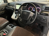 運転席からメーターやナビ画面を確認しやすく、前方の視界も広々と感じられます。落ち着いた色合いのシートとゆとりある足元で、快適に過ごせる空間です。
