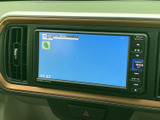 車内でテレビを楽しめる装備を備えています。停車中の休憩時間などに映像を視聴でき、待ち時間も有効に過ごせます。画面表示の確認や操作も手元で行えます。