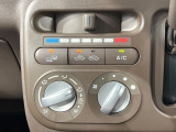 【オートエアコン】一度お好みの温度に設定すれば、車内の温度を検知し風量や温度を自動で調整。暑い&hellip;寒い&hellip;と何度もスイッチ操作をする必要はありません。快適な車内空間には必須の機能ですね♪
