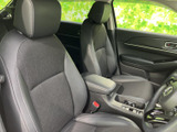 前席は頭部から腰まわりまで支える形状で、運転席と助手席にゆったり座れる印象です。窓から外の様子を確認しやすく、中央には肘置きも備わり快適に過ごせます。