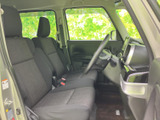 運転席と助手席が並ぶ前席は、座面と背もたれに落ち着いた色合いの表皮を採用。前方や側方の窓から周囲を確認しやすく、乗り降りの際も自然な姿勢でお使いいただけます。すっきりした室内です。