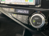 【オートエアコン】一度お好みの温度に設定すれば、車内の温度を検知し風量や温度を自動で調整。暑い&hellip;寒い&hellip;と何度もスイッチ操作をする必要はありません。快適な車内空間には必須の機能ですね♪