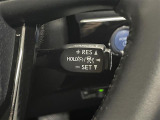 【レーダークルーズコントロール】従来のクルコンの機能に加え、先行車に接近すると、安全な車間距離を保ちながら先行車の車速に合わせ追従するシステム。