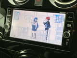 停車中には画面でテレビ番組や映像を楽しめます。見やすい大きさのディスプレイで、待ち時間や休憩のひとときも車内で過ごしやすく、日常のさまざまな場面に役立つ便利な装備です。