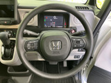 ハンドル周辺に各種スイッチがまとまり、運転姿勢を保ちながら手元で操作しやすい配置です。メーターとの位置関係も自然で、運転中に視線を大きく動かさず情報を確認できます。