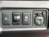 【電動格納ミラー】サイドミラーは電動格納式となっており、狭い駐車場でもキズがつくリスクを抑えられます。