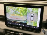 車両周囲の映像と上から見た映像を画面で確認できます。駐車時など、周囲の状況を把握したい場面で目安になり、切り返しや駐車をサポートします。