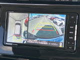 後方映像に加えて車両周辺を見渡す画面表示があり、駐車時の状況確認に役立ちます。目安となるガイド線も表示され、周囲を直接確認しながらバックする際の安心をサポートします。