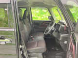 運転席と助手席は前方や左右の窓から外を見渡しやすく、乗り降りの際も開放感があります。座面と背もたれには落ち着いた色合いを採用し、足元もすっきり。日常使いしやすい清潔感のある室内です。