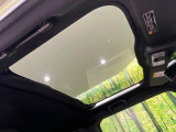 【ガラスルーフ】ガラスルーフ搭載で車内の解放感が一気にアップ!開放的なドライブをお楽しみいただけます。