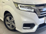 【LEDヘッドライト】悪天候や夜間走行時も良好な視界を確保し安心して運転できる高輝度LEDヘッドライトを装備!点灯速度が早く、消費電力も抑えられています。