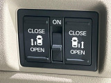 【両側パワースライドドア】スマートキーや運転席のスイッチで後席両側スライドドアの開閉が可能♪電動だから力を入れてドアを開ける必要が無く、小さなお子様でも簡単に開け閉めでき快適です♪