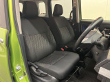 運転席まわりには十分なスペースがあり、大柄な方でもゆったり運転していただける環境です。
