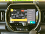 FM・AMの切り替えや登録局が画面に表示され、選局状況をひと目で確認できます。タッチ操作で使える構成で、移動中も音楽やラジオを手軽に楽しめます。