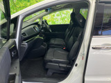 前席は運転席と助手席が並び、室内の見通しも取りやすいレイアウトです。シートの落ち着いた色合いに加え、足元や前方にもゆとりが感じられ、運転する方も同乗される方もくつろげます。