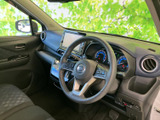 運転席まわりにはメーターやナビ画面がまとまり、前方を見ながら視線を移しやすい配置です。ハンドルや前席の座面も確認でき、運転席まわりの雰囲気が伝わります。