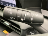 表示されたマークを見ながら各種操作を確認できるレバーです。手元で扱える位置にまとまり、運転中も視線を大きく動かさず必要な操作を行いやすい配置です。