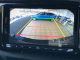 後方の様子を画面で確認しながら駐車でき、ガイドラインを目安に車庫入れをサポートします。周囲の状況を把握しやすく、駐車時の確認を助けてくれる便利な装備です。