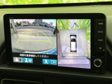後方映像に加えて車両を上から見た映像も表示され、駐車時の周囲確認をサポート。画面上のガイド線も目安になり、駐車スペースへの出し入れに役立ちます。