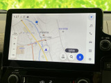 地図を画面いっぱいに表示し、現在地や周辺の道路を確認しやすいナビ画面です。目的地検索や地図の拡大縮小など、行き先の確認に便利なメニューも備わっています。